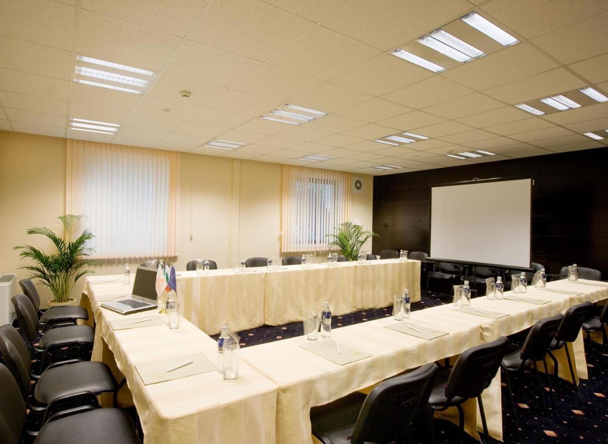 Spa Hotel Persenk Devin Exterior foto A meeting room