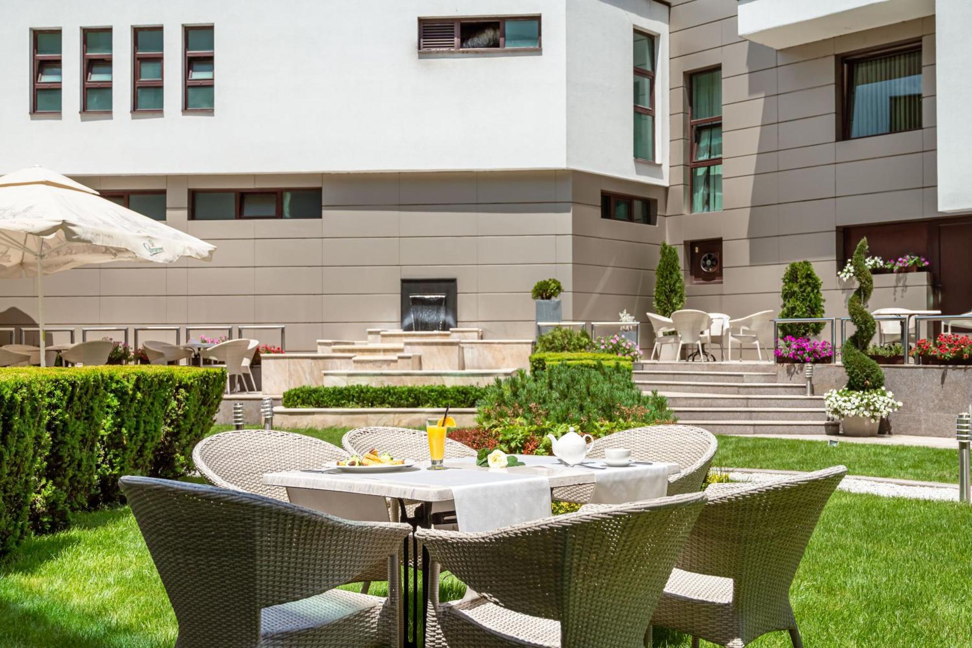 Spa Hotel Persenk Devin Exterior foto The hotel's garden