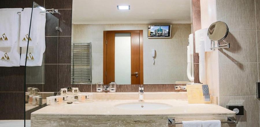 Spa Hotel Persenk Devin Cameră foto Bathroom mirror